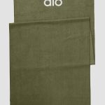 Alo Yoga Grounded No-Slip Towel - Jungle